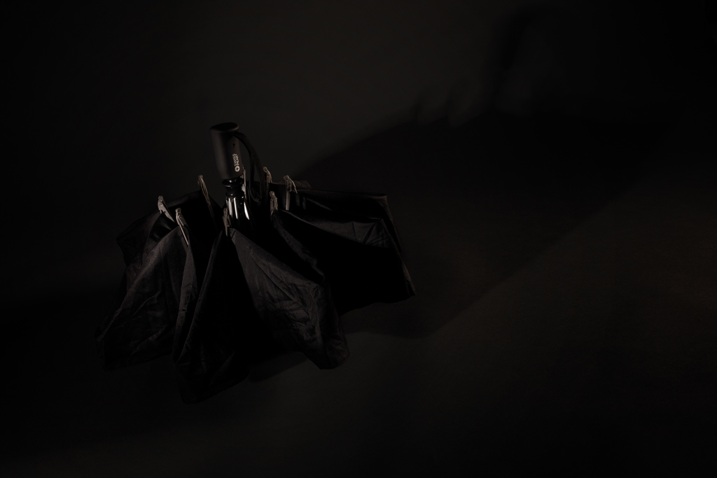 Swiss Peak AWARE™ 23" faltbarer umgekehrter Regenschirm – Bild 8