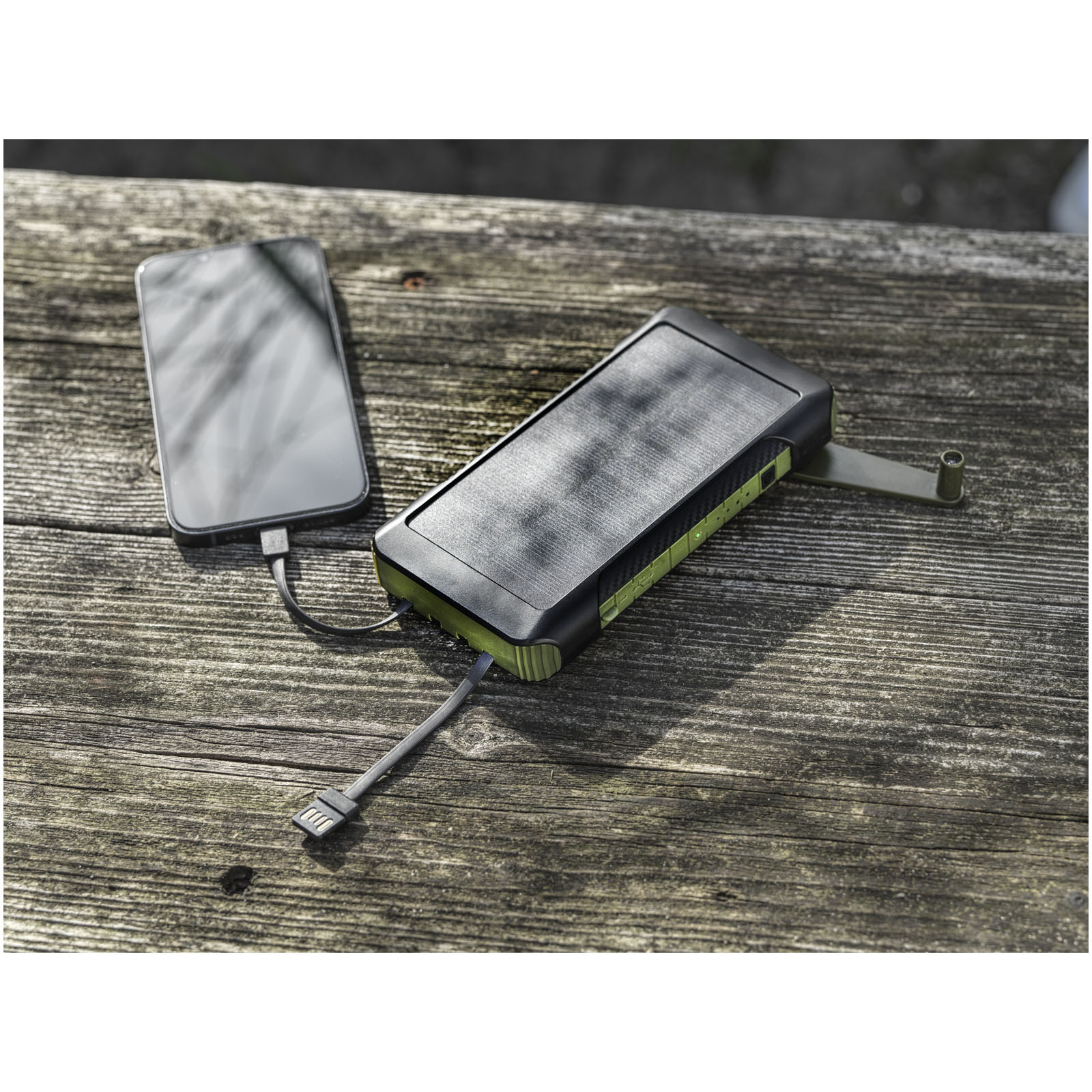 Soldy 10.000 mAh Solardynamo-Powerbank aus recyceltem GRS Kunststoff armeegrün 9 Soldy 10.000 mAh Solardynamo-Powerbank aus recyceltem GRS Kunststoff armeegrün – Bild 7