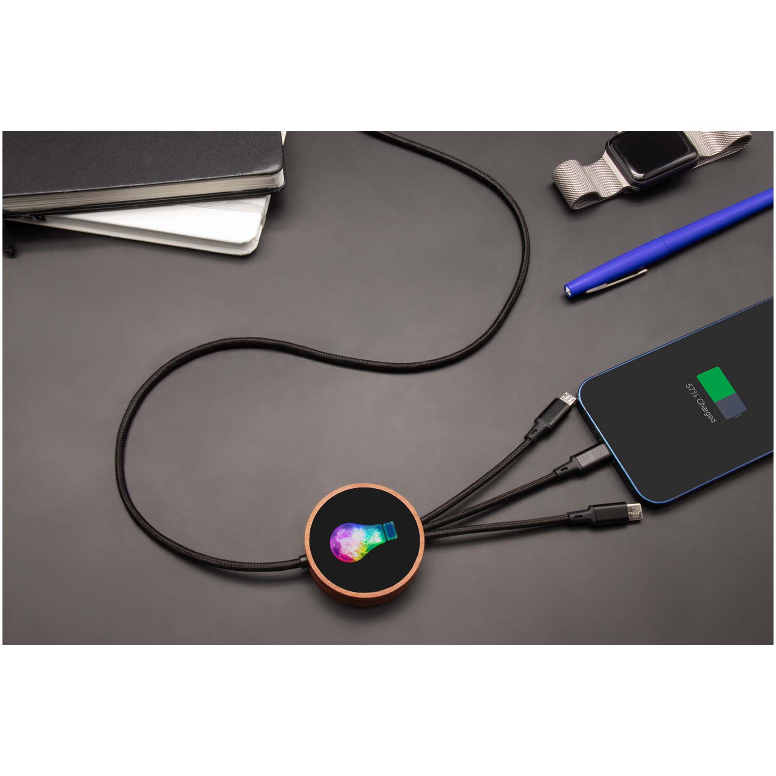 SCX.design C40 5-in-1 Ladekabel aus rPET mit 10W Ladepad und Leuchtlogo holz 8 SCX.design C40 5-in-1 Ladekabel aus rPET mit 10W Ladepad und Leuchtlogo holz – Bild 6