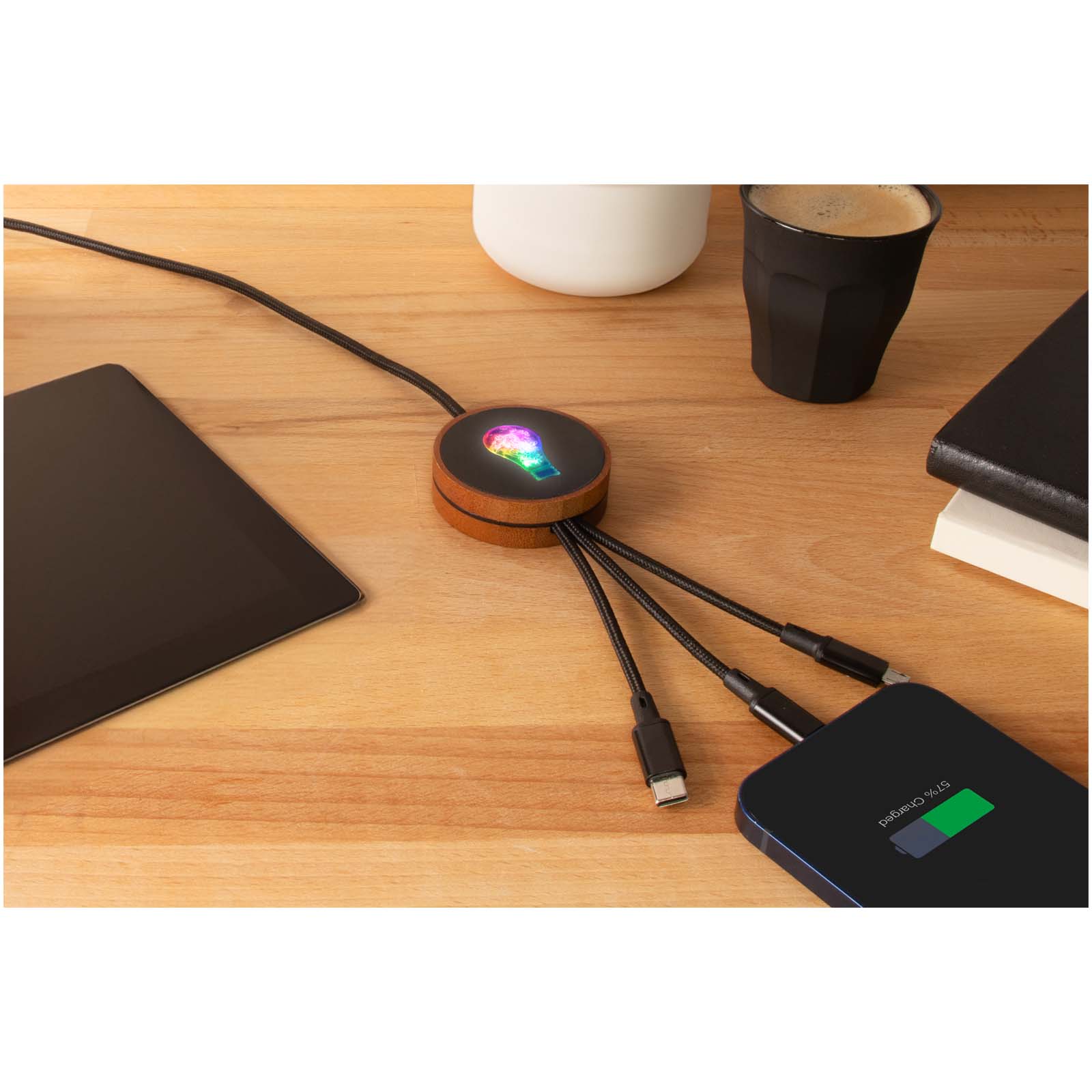 SCX.design C40 5-in-1 Ladekabel aus rPET mit 10W Ladepad und Leuchtlogo holz 9 SCX.design C40 5-in-1 Ladekabel aus rPET mit 10W Ladepad und Leuchtlogo holz – Bild 7