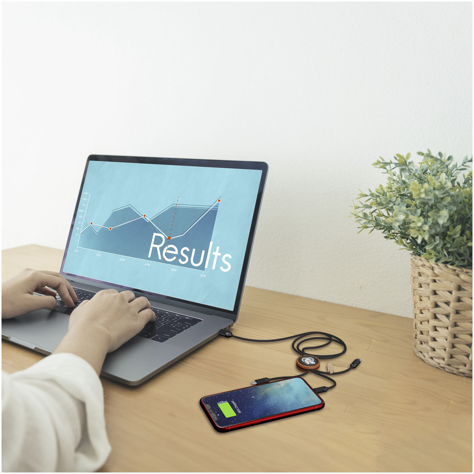 SCX.design C36 3-in-1 rPET erweitertes Ladekabel mit Leuchtlogo in rundem Bambusgehäuse holz 8 SCX.design C36 3-in-1 rPET erweitertes Ladekabel mit Leuchtlogo in rundem Bambusgehäuse holz – Bild 6