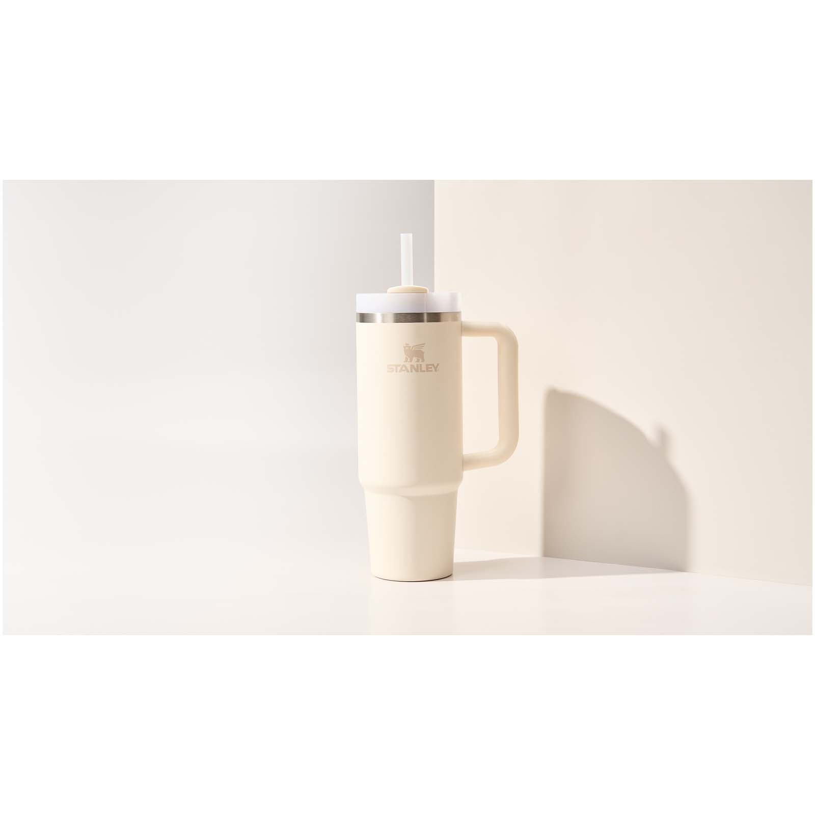 Stanley Quencher® H2.0 FlowState™ 890 ml Thermobecher aus recyceltem Edelstahl 5 Stanley Quencher® H2.0 FlowState™ 890 ml Thermobecher aus recyceltem Edelstahl – Bild 3